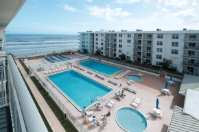 Amazing views of the ocean and pool from this top floor beach retreat!